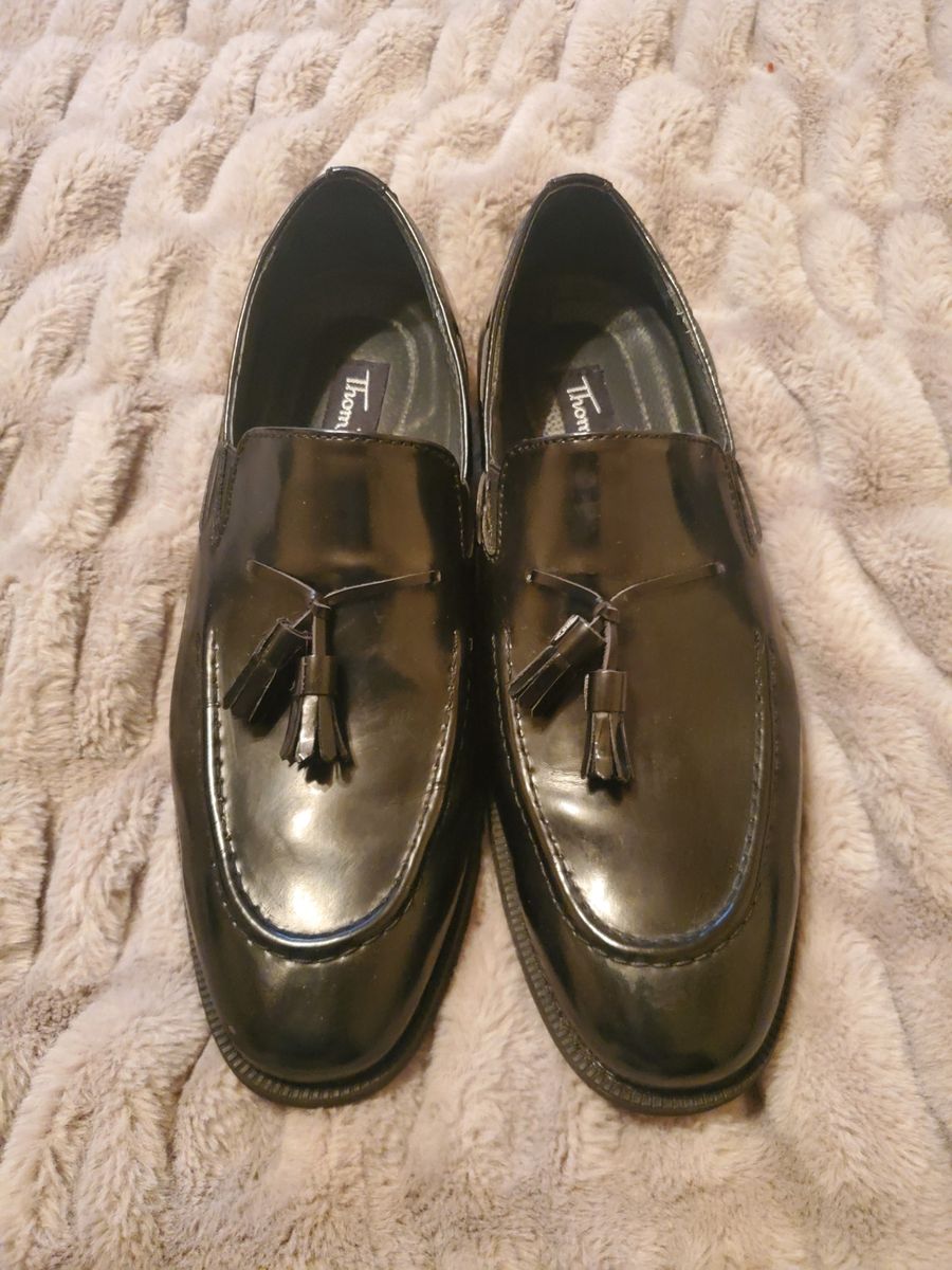 Black "Thom McAn" loafers with tassels, men's size 9