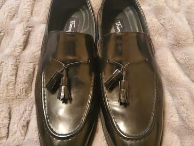 Black "Thom McAn" loafers with tassels, men's size 9