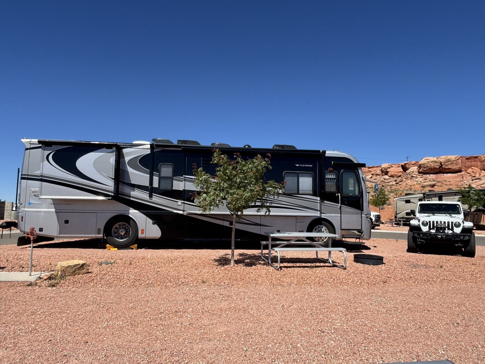 2008 Fleetwood Revolution LE 40R