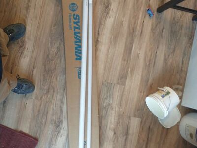 (8)4 foot fluorescent tubes and (2) LED