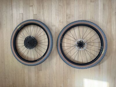 Almost NEW! HUNT 650B Adventure Carbon Disc Complete wheelset w/ Ultra Dynamico Tires