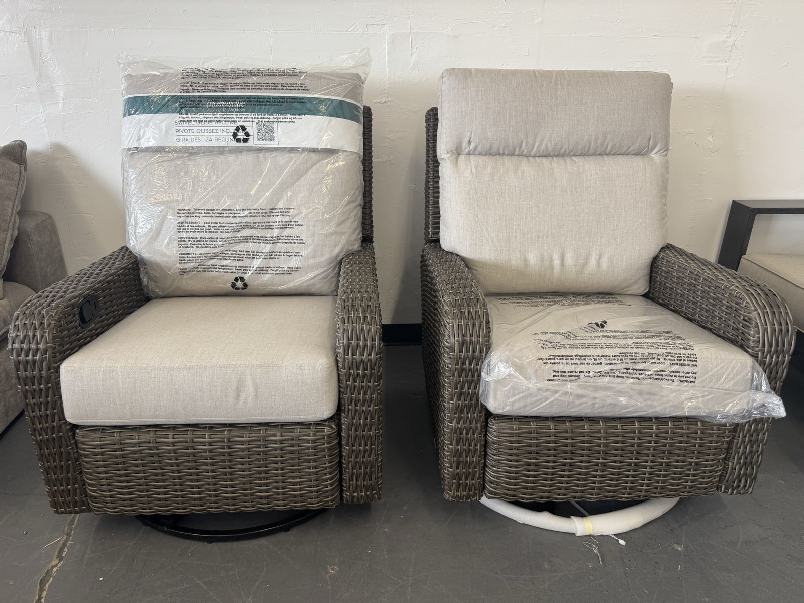 COSTCO OUTDOOR PATIO SWIVEL ROCKING RECLINER CHAIR SET 