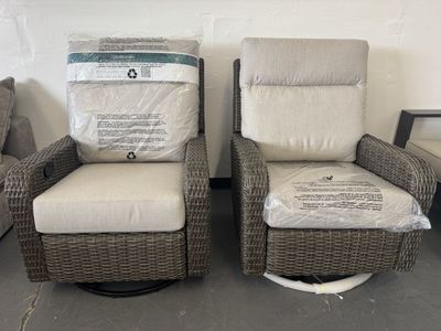 COSTCO OUTDOOR PATIO SWIVEL ROCKING RECLINER CHAIR SET