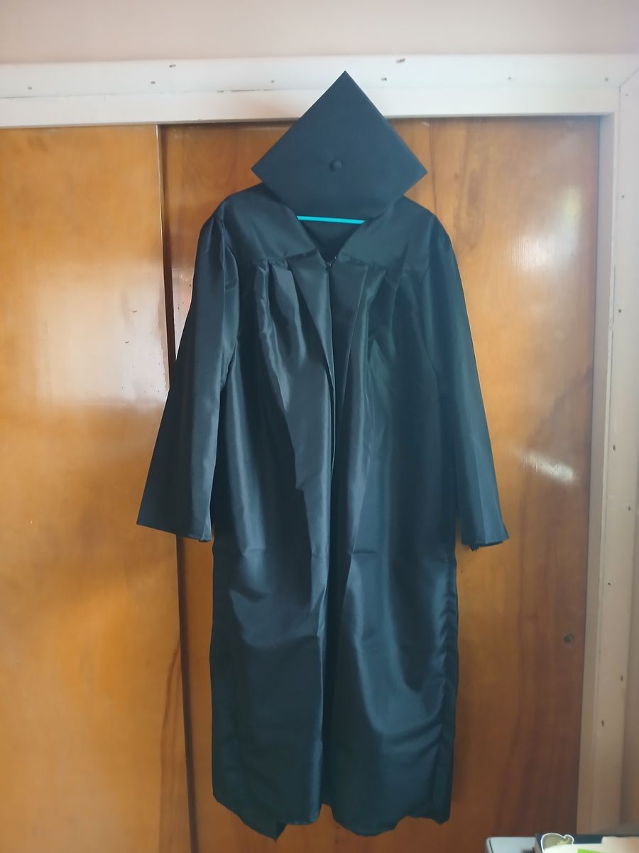 Black Cap and Gown | 5' 10" - 6' 0"