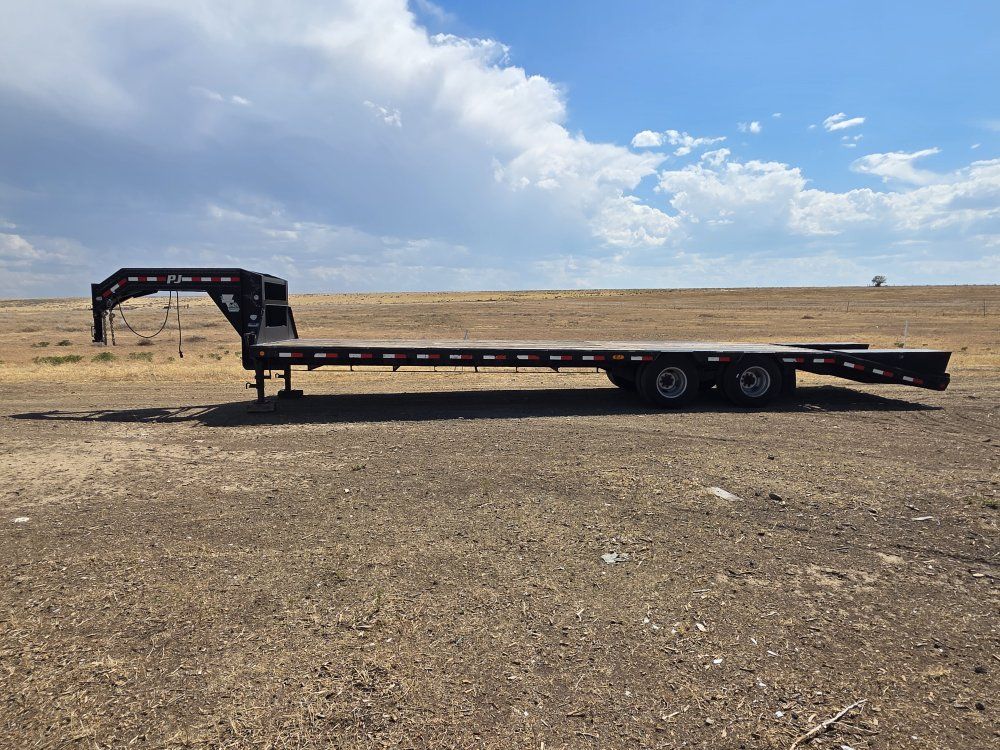 2011 PJ Low Pro Gooseneck 27'+5' - 10K Dual Axles - Toolbox