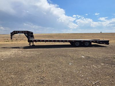 2011 PJ Low Pro Gooseneck 27'+5' - 10K Dual Axles - Toolbox