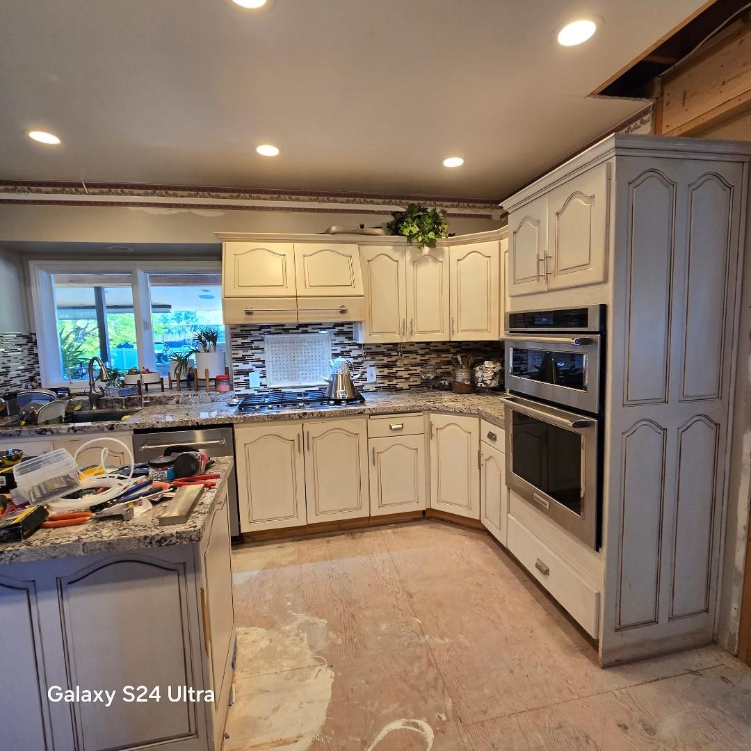 Kitchen Cabinets, Island Granit Counter Tops Sink and faucet.