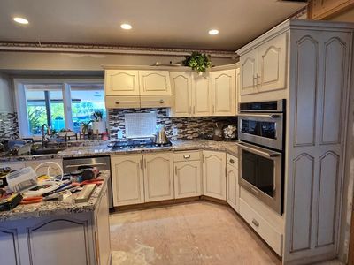 Kitchen Cabinets, Island Granit Counter Tops Sink and faucet.