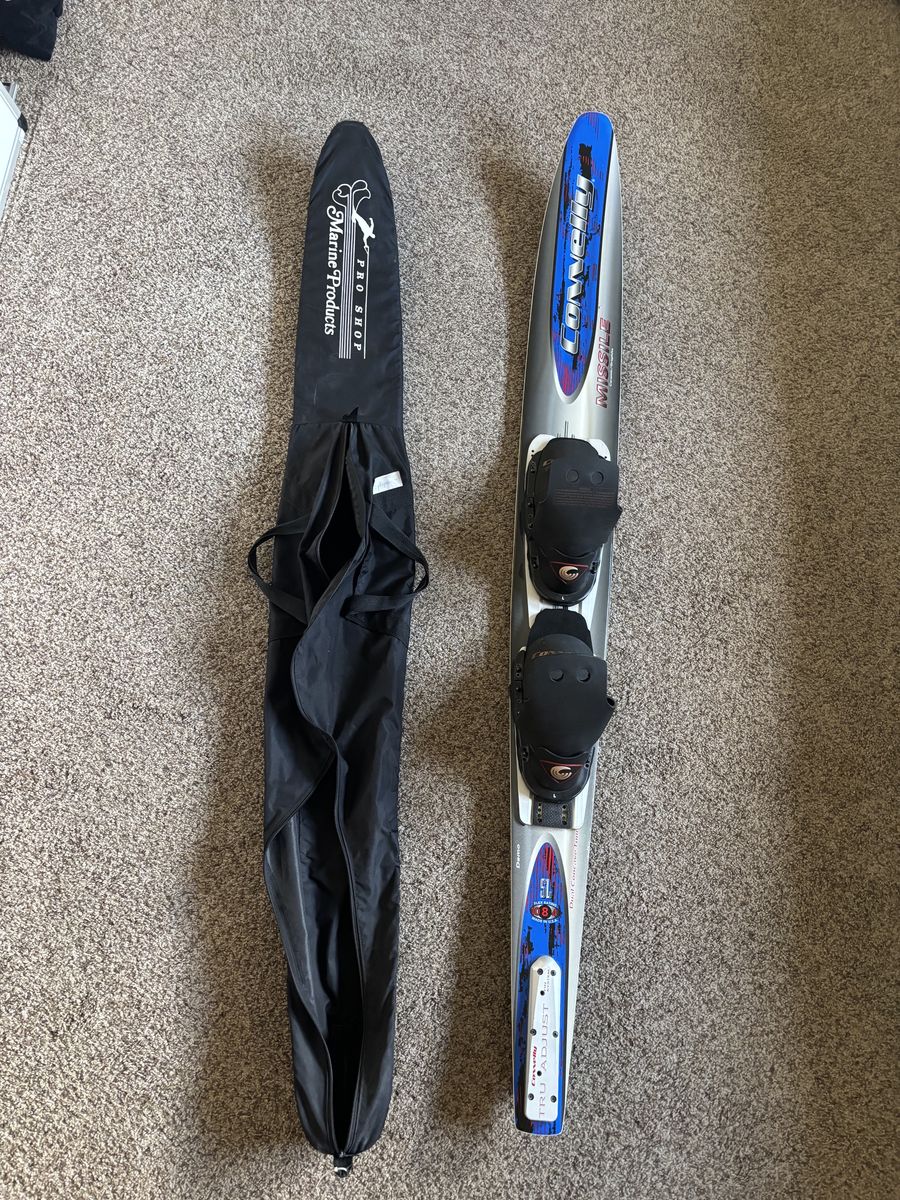 Connelly Missile Slalom Water Ski, with bindings (boots) and carry bag