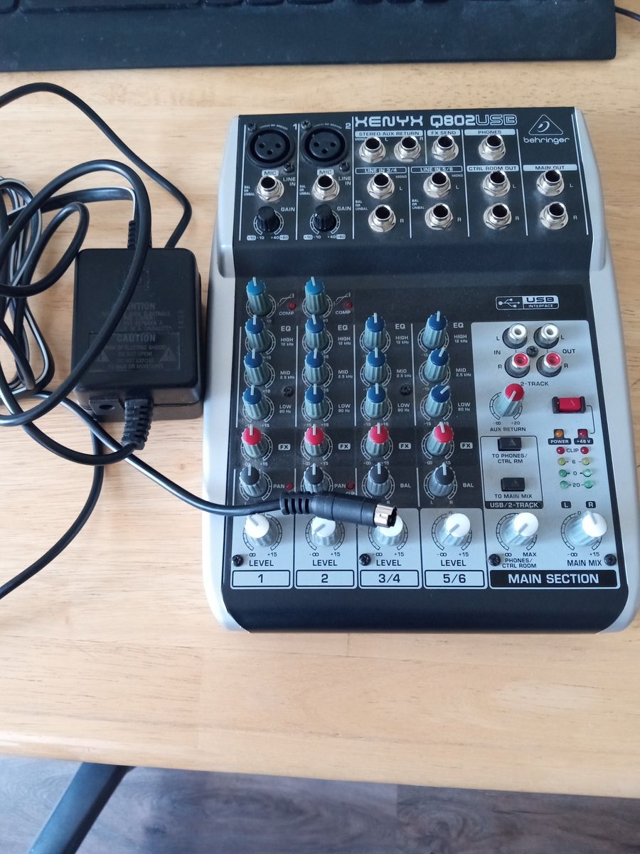 Behringer XENYX Q802USB professional portable mixer