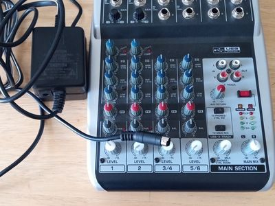 Behringer XENYX Q802USB professional portable mixer
