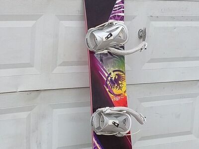 143 ' NeverSummer Pandora Snowboard with Umion Bindings Size M Medium