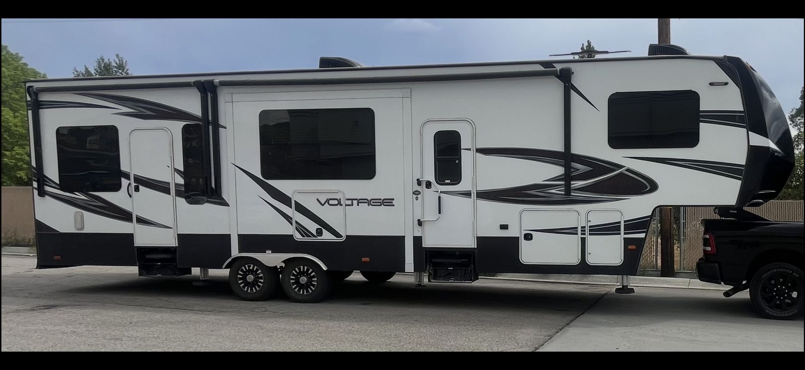 2017 Dutchman Voltage 3605