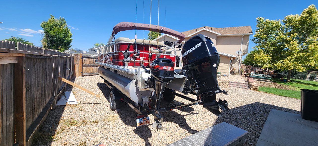 20' Sun Tracker Party Barge DLX Pontoon