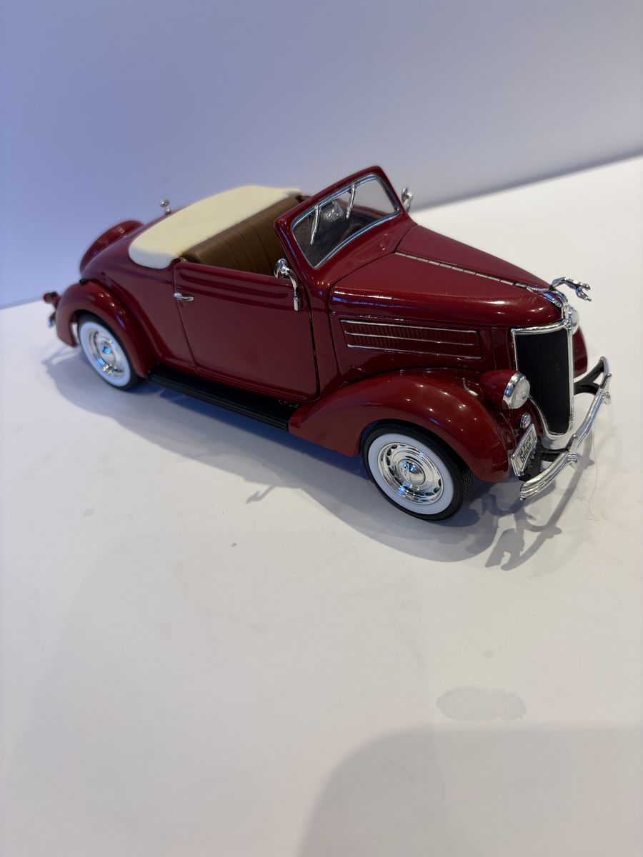 1936 Ford Cabriolet Deluxe – Mint Condition – 1:24 Scale Die-Cast Collectible Car