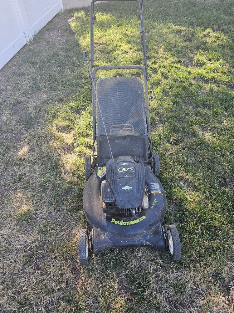 Poulan Q75 21-inch Push Lawn Mower with Grass Catcher - Gas Powered