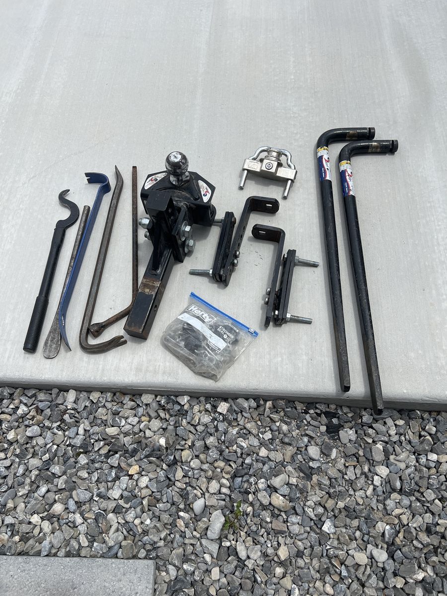 Trailer Hitch with Weight Distribution System and pry bars