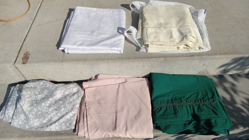 King Size Sheets Lot - 5 Individual Pieces (No Stains)