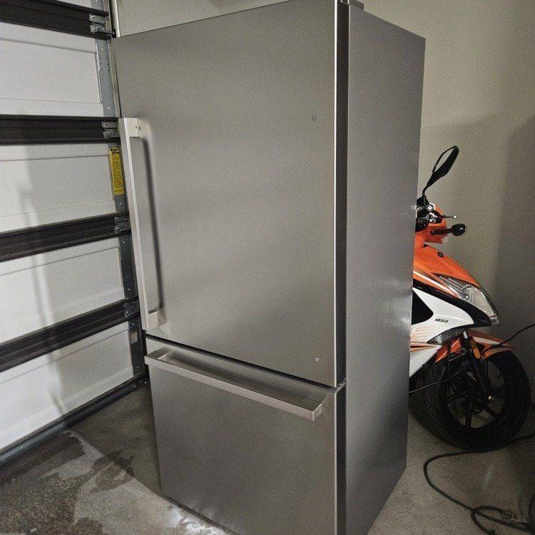 NICE AND CLEAN HISENSE BOTTOM FREEZER COUNTER DEPT