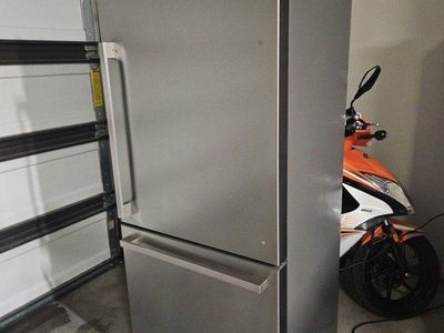 NICE AND CLEAN HISENSE BOTTOM FREEZER COUNTER DEPT