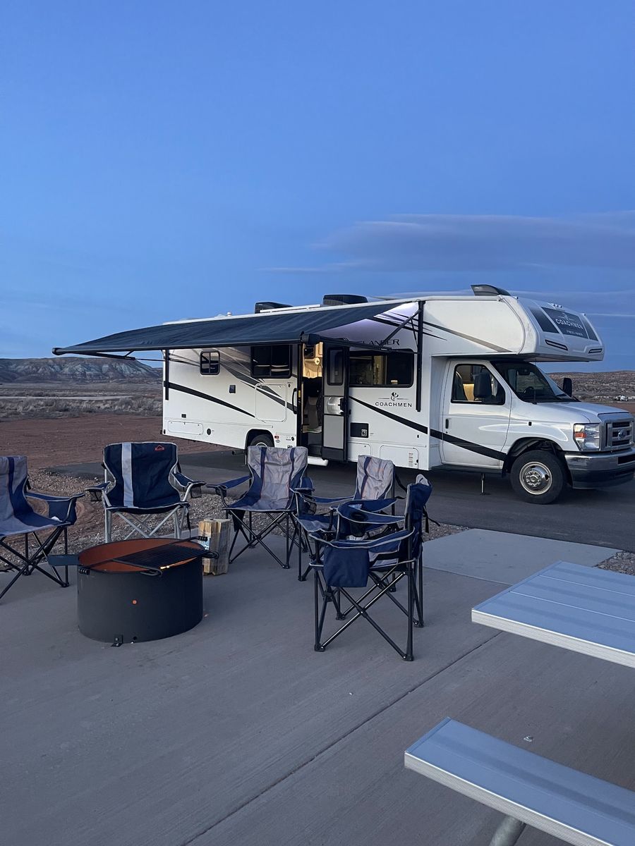 Coachmen 29KB Motorhome- fully stocked- KING bed- Washer/Dryer- for rent