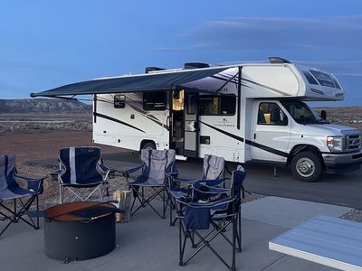 Coachmen 29KB Motorhome- fully stocked- KING bed- Washer/Dryer- for rent