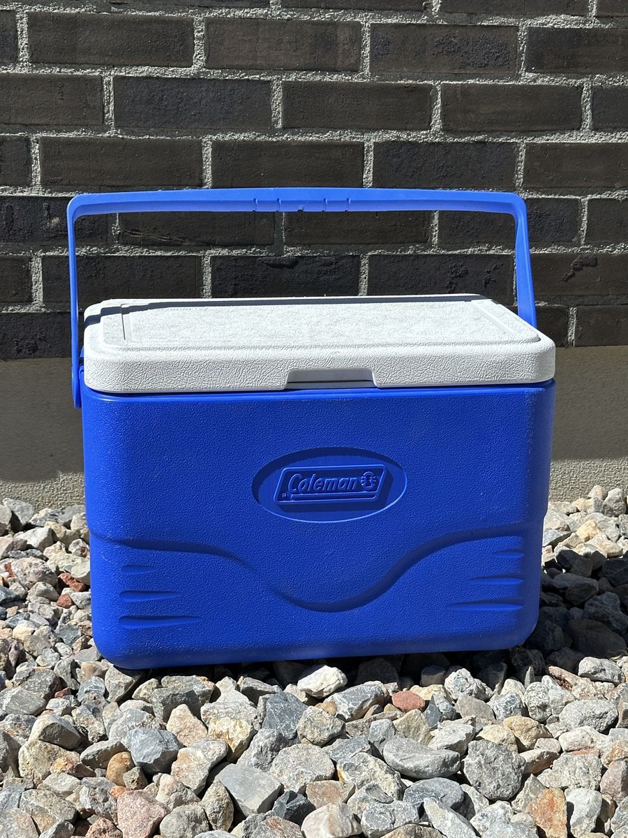 Coleman 9-Quart Blue/White Personal Cooler, Small Portable Ice Chest with Handle