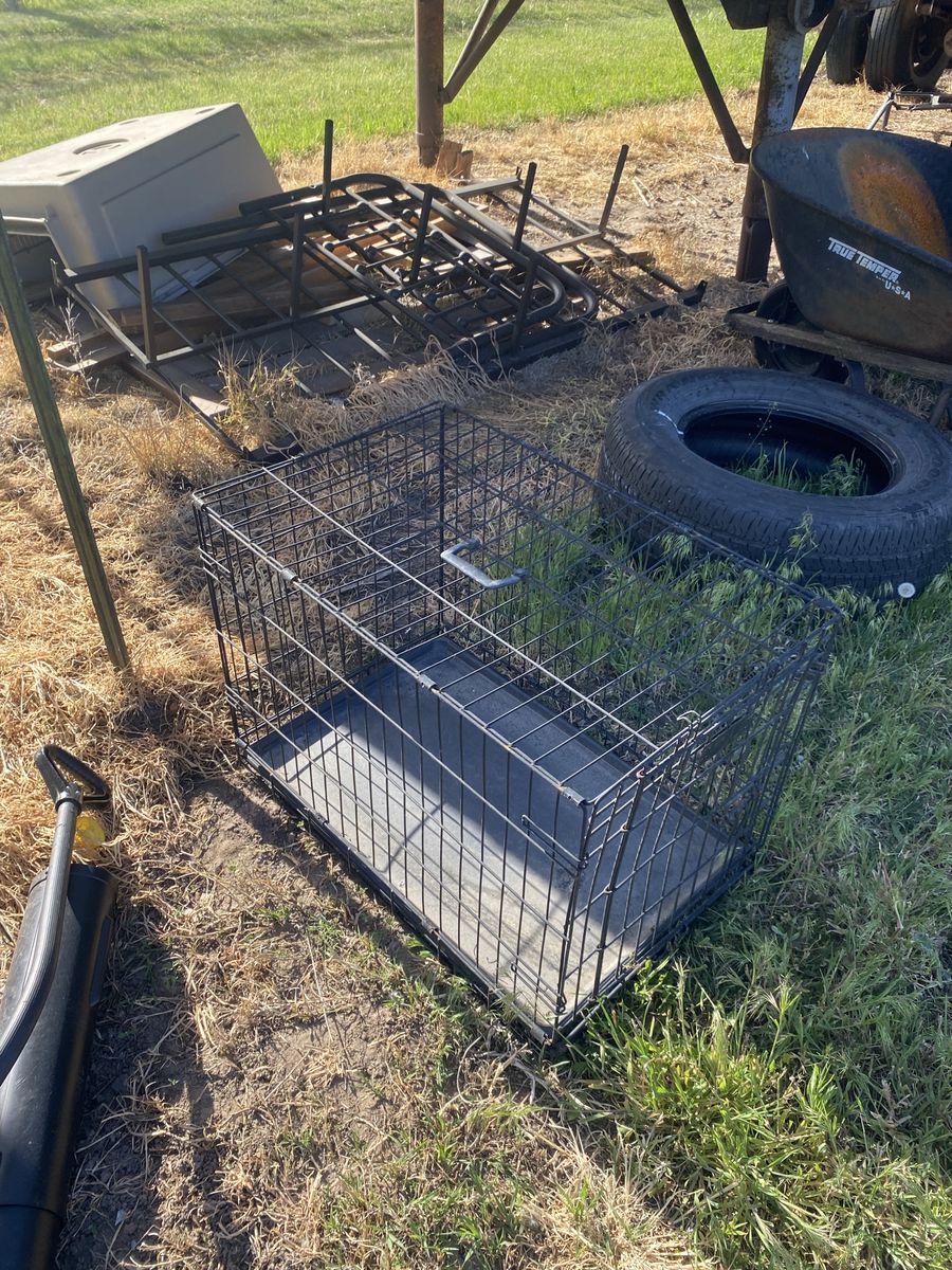 Steel small/medium dog kennel with handle