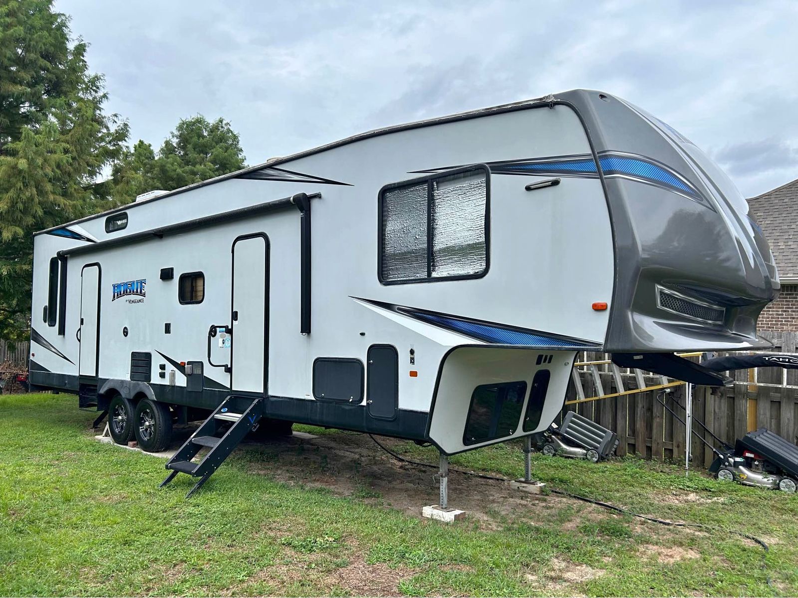 2019 Forest River Vengeance Rogue 311A 13’ garage 5th wheel ToyHauler