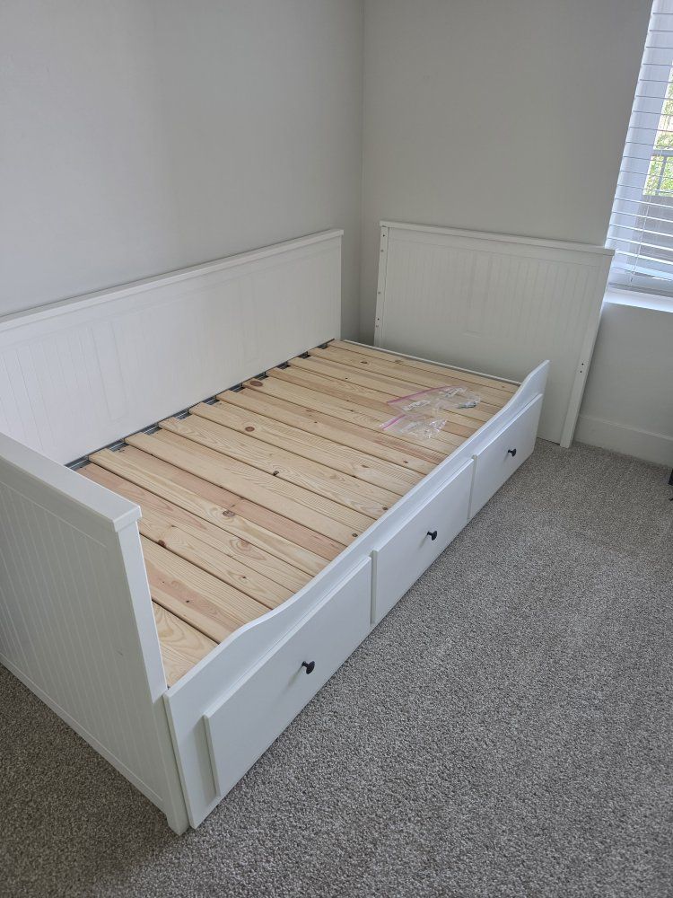 White Daybed with 3 Storage Drawers - Versatile Furniture Piece