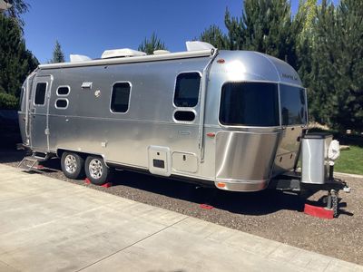 2017 Airstream Flying Cloud 25’ FB Twin