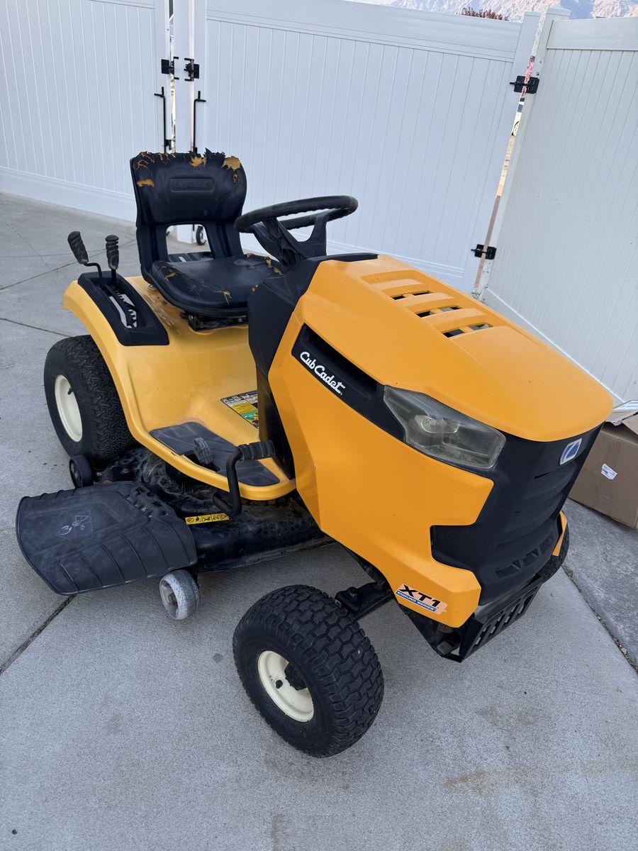 Cub Cadet Riding Lawnnmower