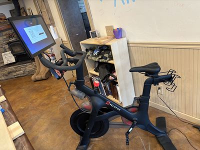 Gen 2 Peloton bike w/Swivel Screen