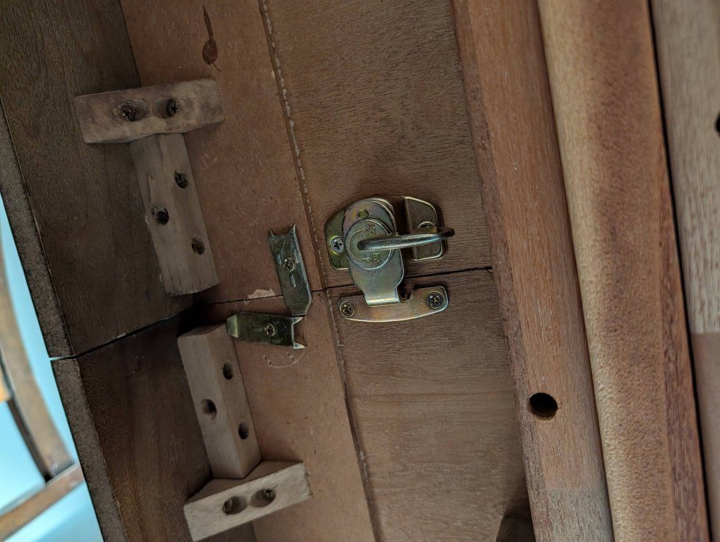 Kitchen table with leaf insert and 6 chairs