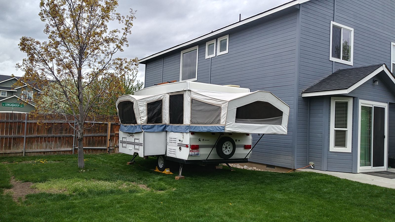 2004 Used Rockwood (Forest River) Premier Pop-Up Tent Trailer (M-2516G)