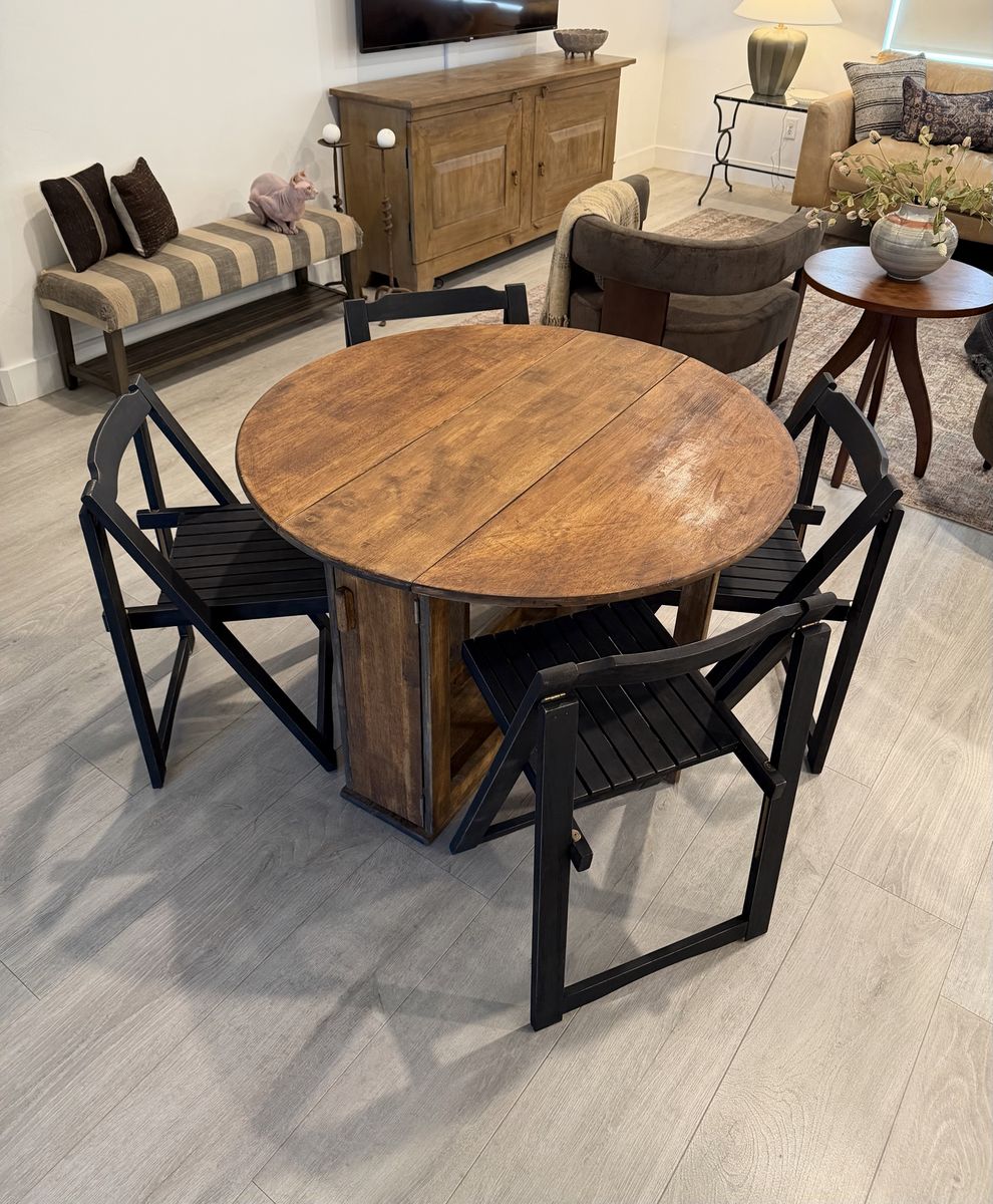 Vintage drop leaf round table with 4 folding chairs