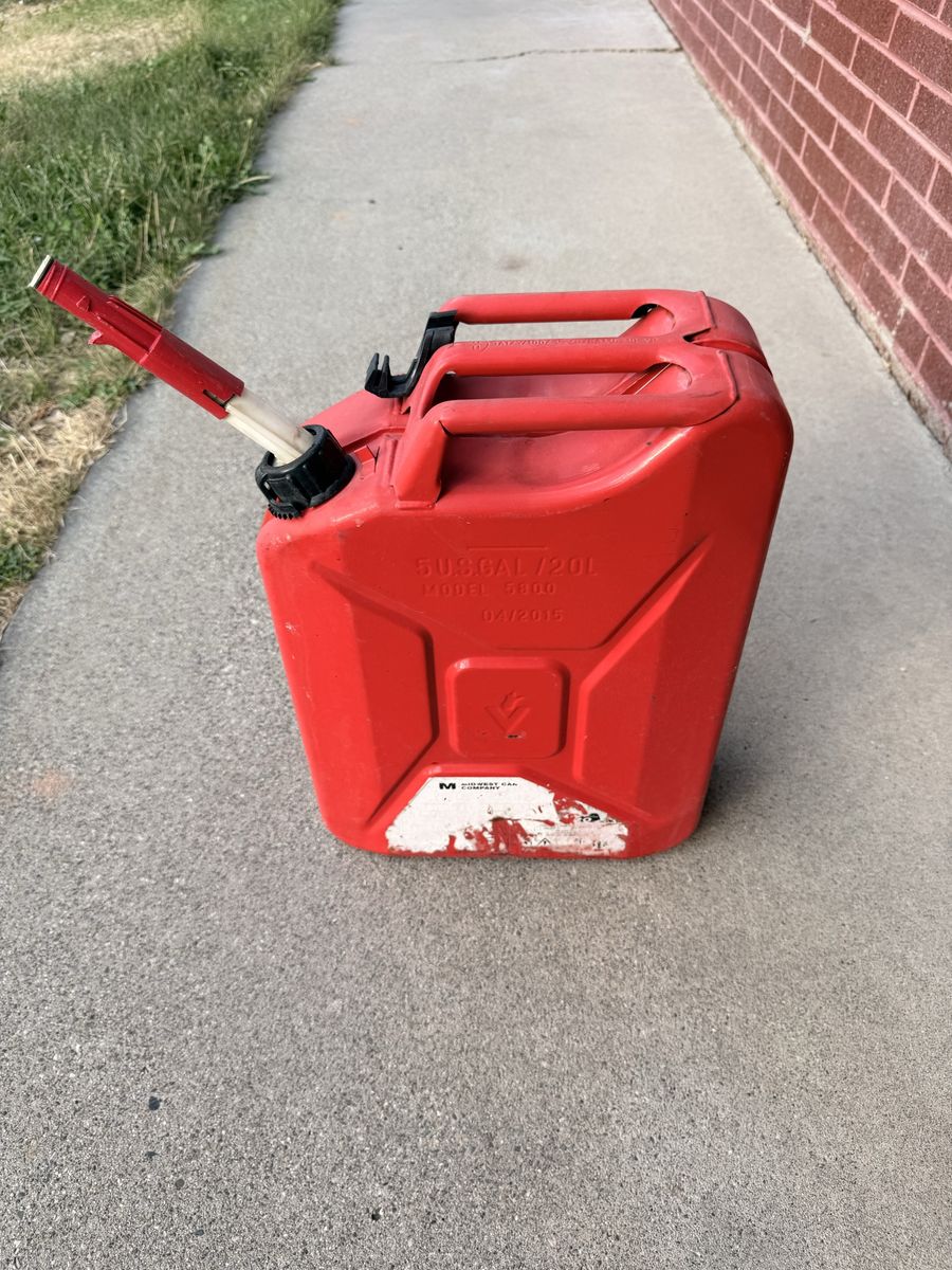 Midwest Can Company 5 Gallon / 20L Red metal Gas Can Model 5800
