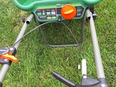 Scott's DLX Push Broadcast Spreader