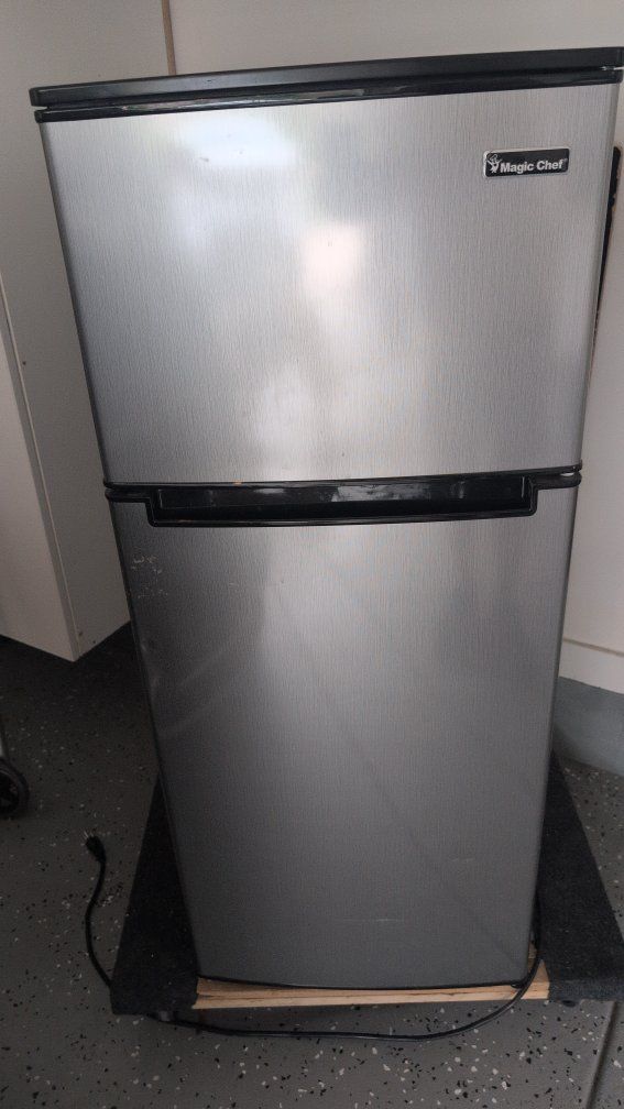 Magic Chef HMDR450SE 4.5 Cu. Ft. Two Door Mini Refrigerator/freezer - Silver