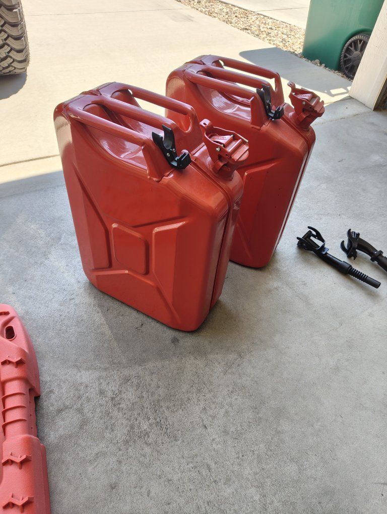 Wavian Jerry Cans and Trackion boards