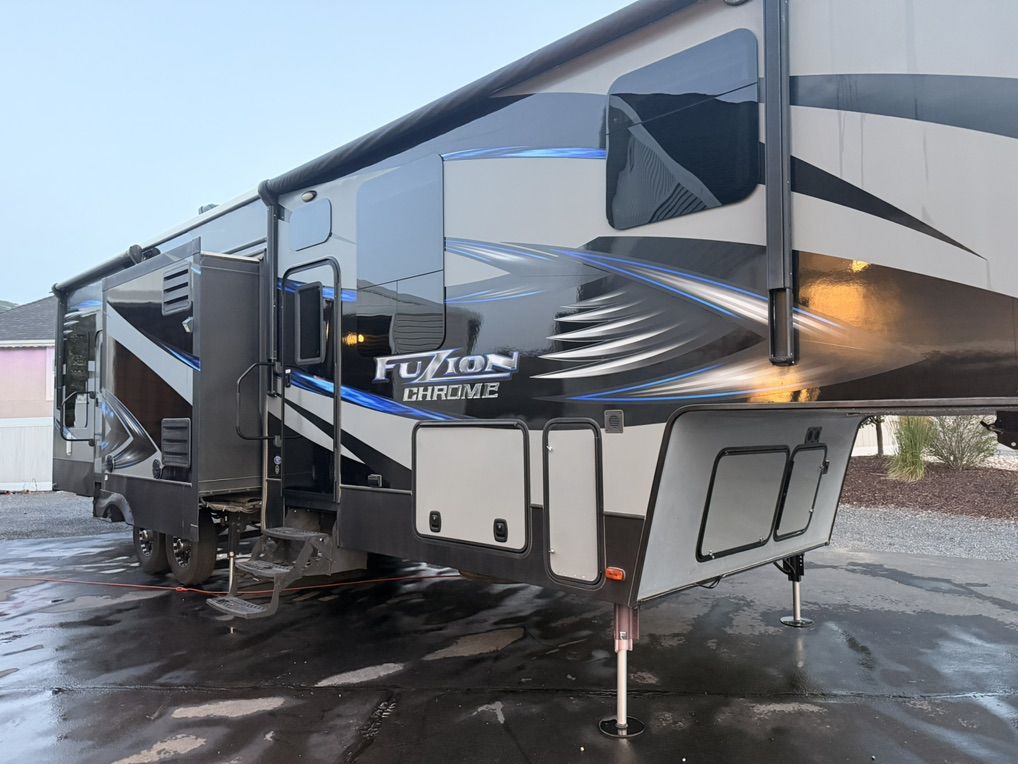 2016 Keystone Fuzion Chrome345
