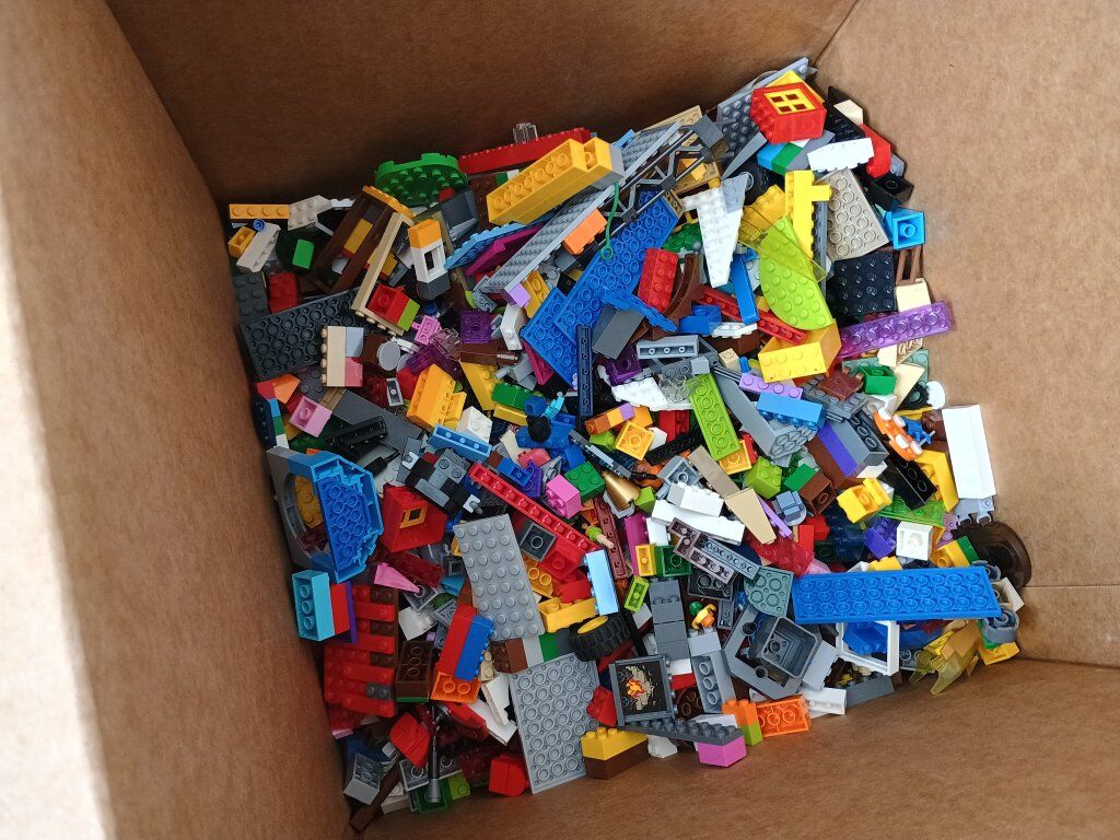 19+ lbs of Legos