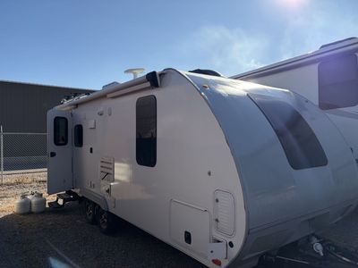 2019 Lance Travel Trailer (Model 1995) $22,500 (price reduced)