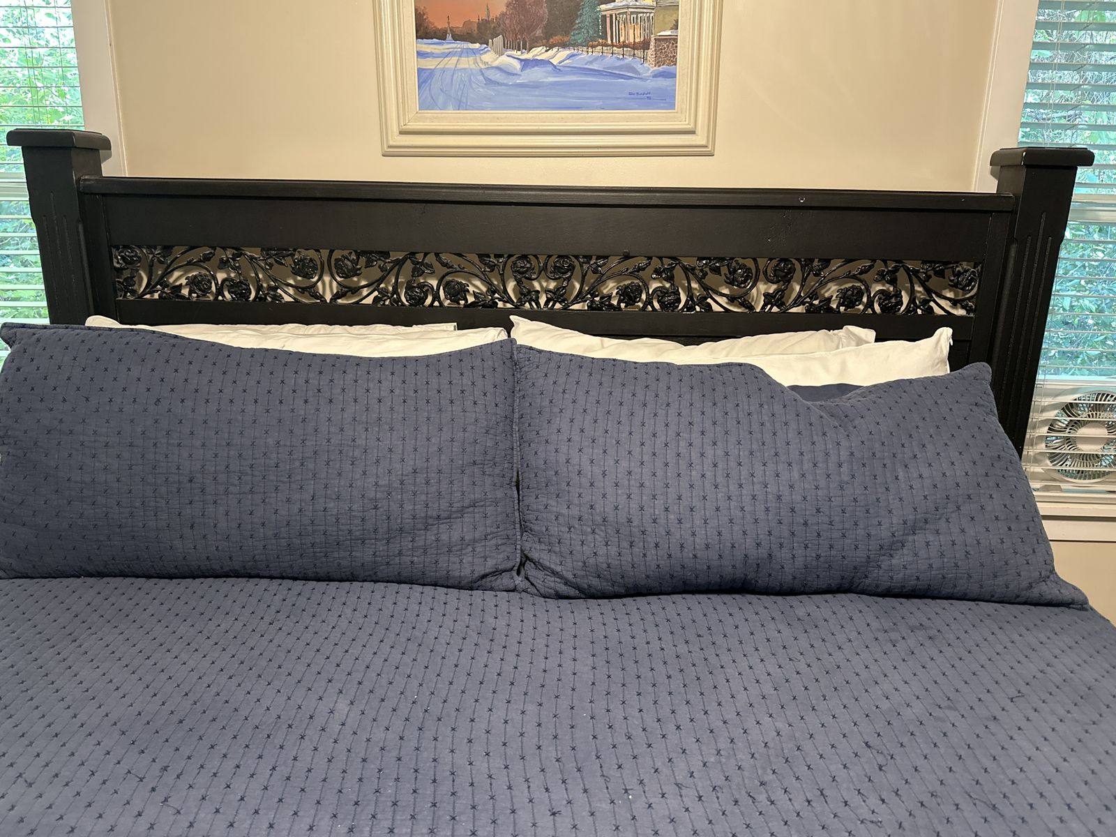 Free bedroom set (headboard and 2 dressers)