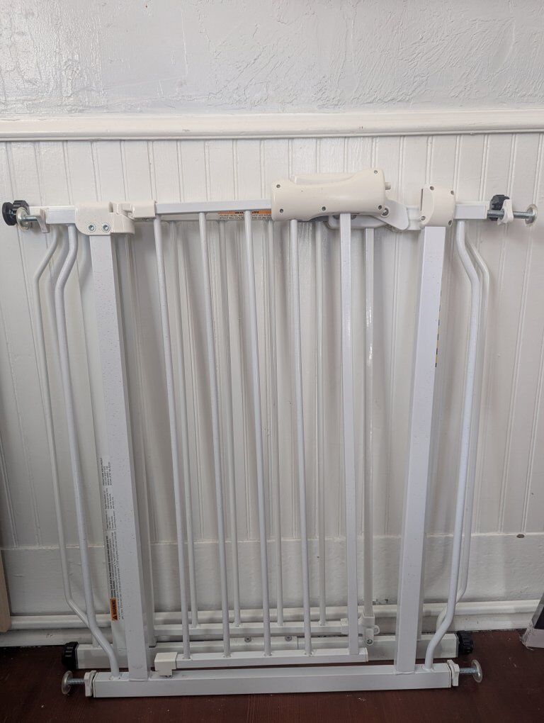 2 baby gates (1 narrow 1 standard door frame size)