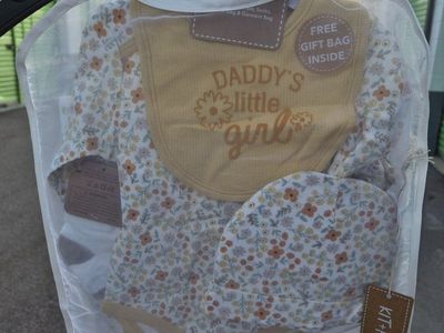 7 pices Kit + Pearl "Daddy's Little Girl" Floral Baby Outfit Set (Size Newborn, Gift Bag Included)