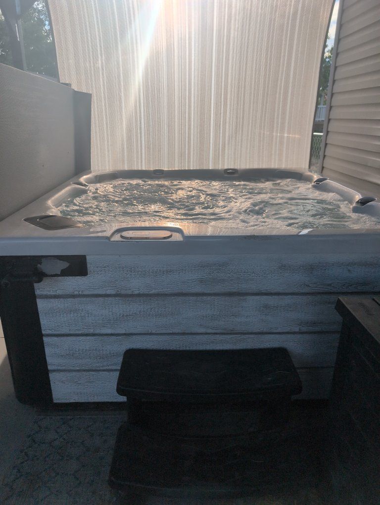 Waterbox Hot Tub Spa with Digital Control Panel and Cover