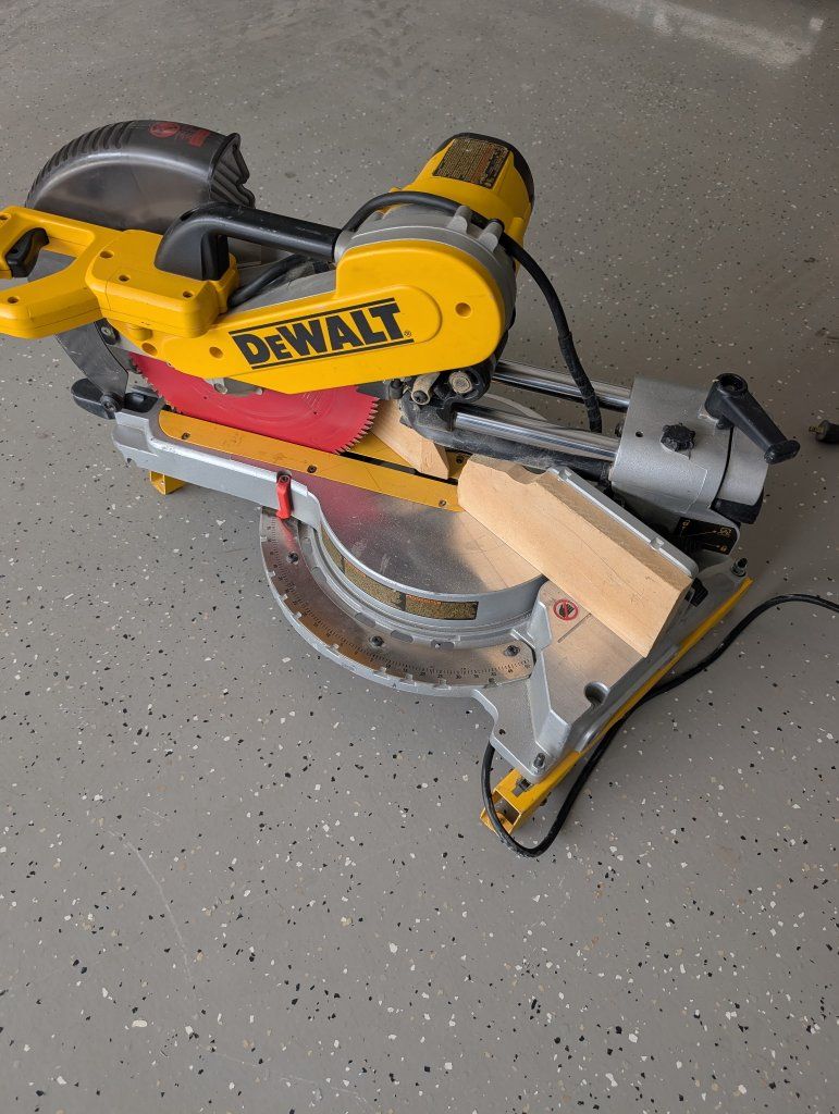 Dewalt Double bevel sliding compound Miter saw