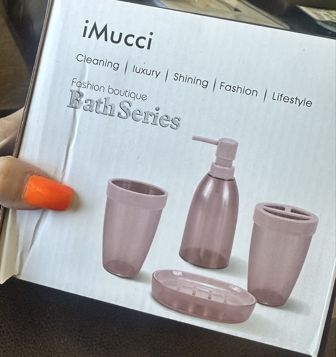 iMucci Fashion Boutique 4-Piece Bathroom Accessory Set in light gray!