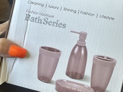 iMucci Fashion Boutique 4-Piece Bathroom Accessory Set in light gray!